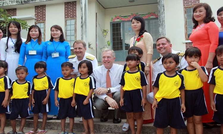 US Ambassador Ted Osius visited the kindergarten in Khanh Hoa